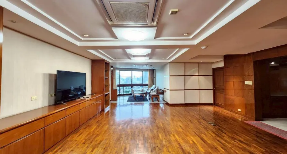 For rent 3 bedrooms condo in Khlong Toei, Bangkok