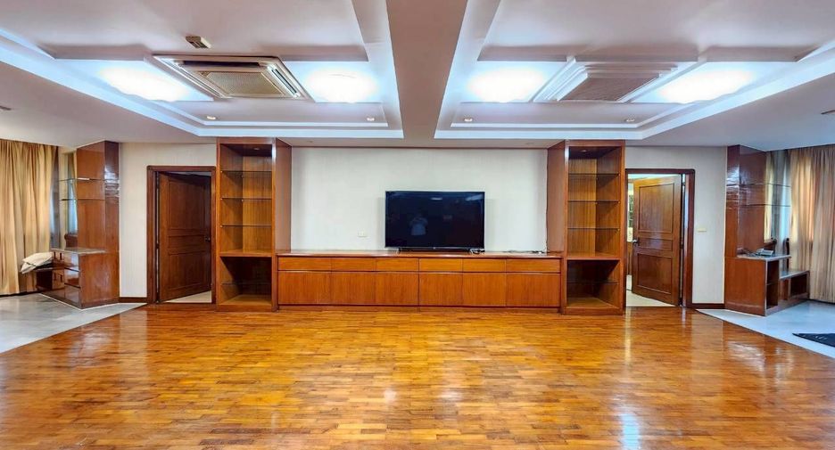 For rent 3 bedrooms condo in Khlong Toei, Bangkok