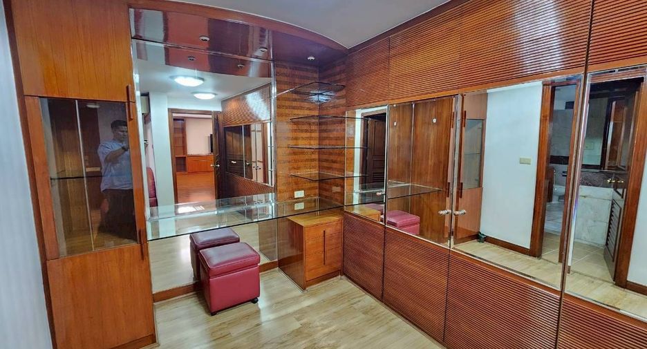 For rent 3 bedrooms condo in Khlong Toei, Bangkok