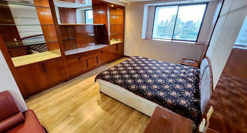 For rent 3 bedrooms condo in Khlong Toei, Bangkok