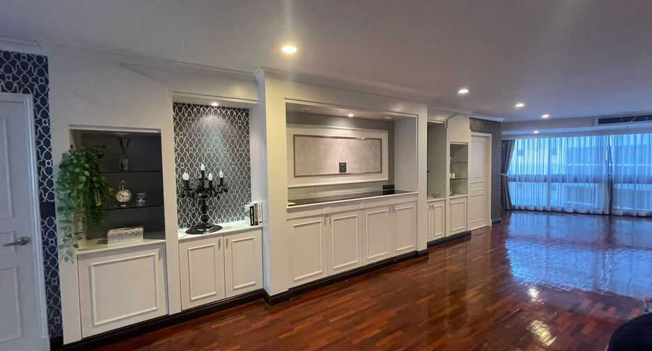 For rent 3 bedrooms condo in Khlong Toei, Bangkok
