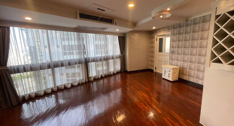 For rent 3 bedrooms condo in Khlong Toei, Bangkok