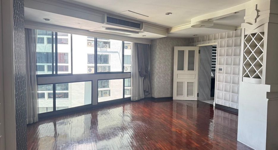 For rent 3 bedrooms condo in Khlong Toei, Bangkok