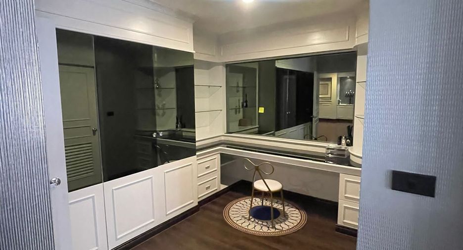 For rent 3 bedrooms condo in Khlong Toei, Bangkok