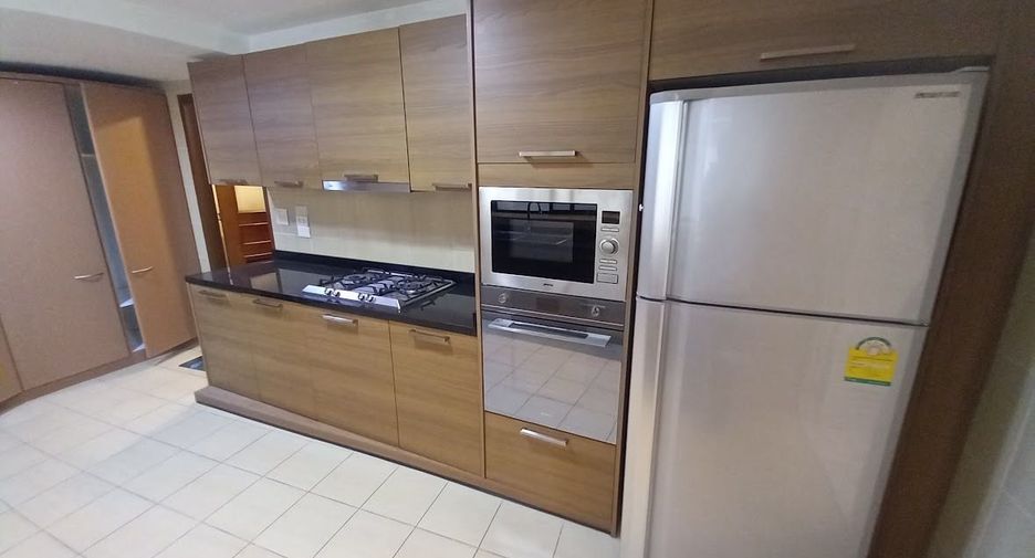 For rent 3 bedrooms condo in Khlong Toei, Bangkok