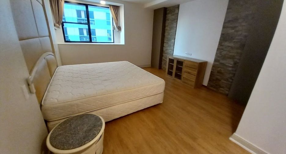 For rent 3 bedrooms condo in Khlong Toei, Bangkok