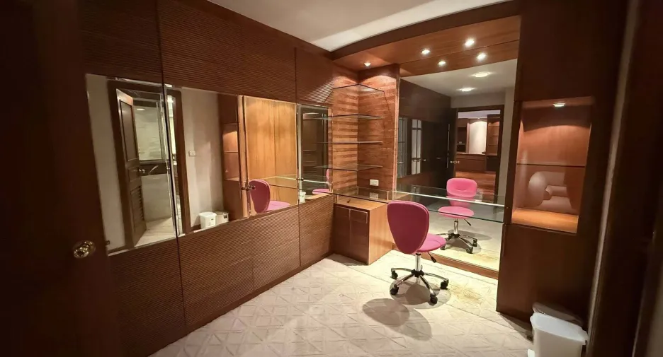 For rent 3 bedrooms condo in Khlong Toei, Bangkok