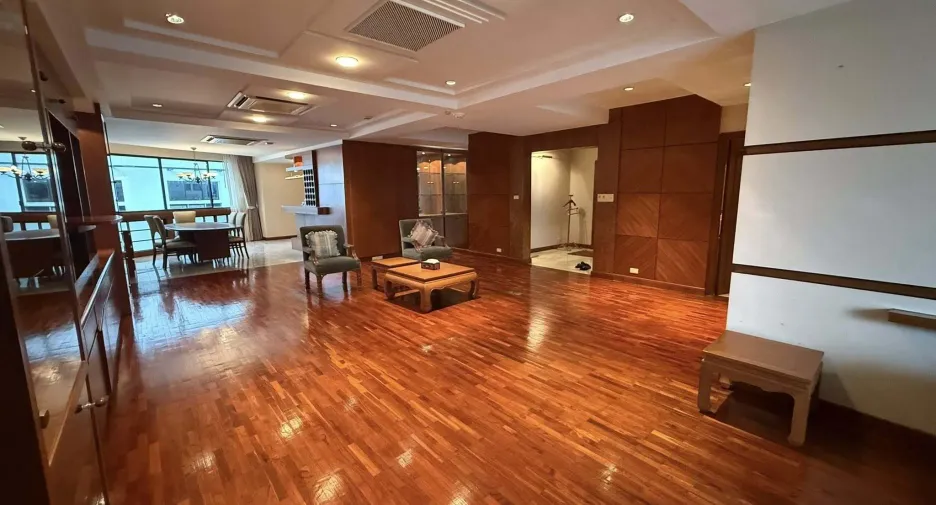 For rent 3 bedrooms condo in Khlong Toei, Bangkok