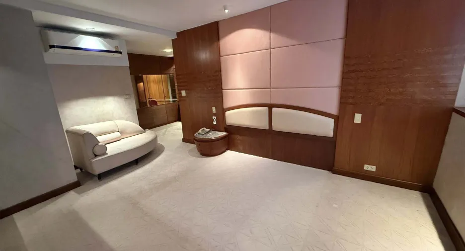For rent 3 bedrooms condo in Khlong Toei, Bangkok
