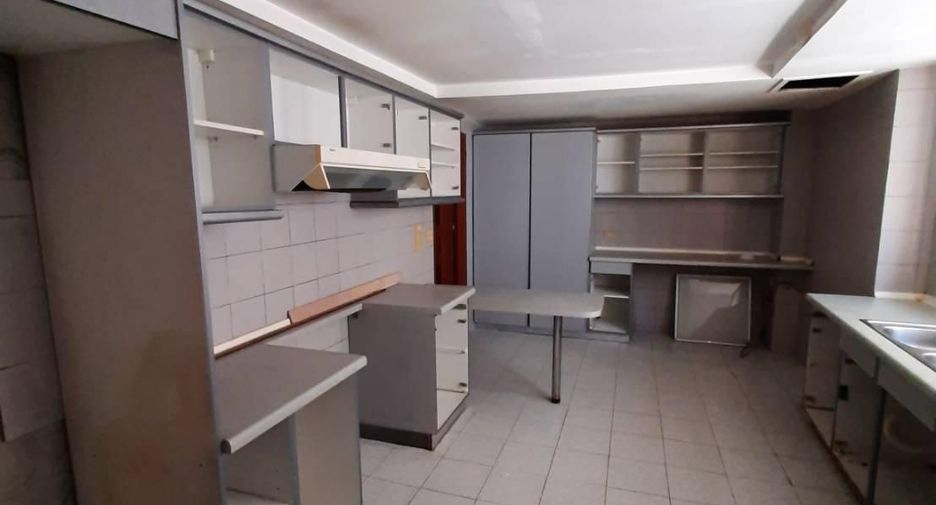 For sale 3 bedrooms condo in Khlong Toei, Bangkok