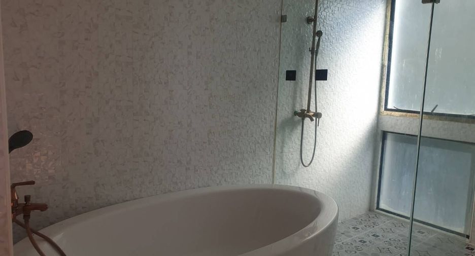 For rent 3 bedrooms condo in Khlong Toei, Bangkok