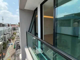 For sale 4 bedrooms townhouse in Phra Khanong, Bangkok