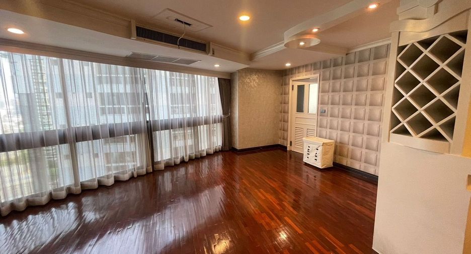 For rent 3 bedrooms condo in Khlong Toei, Bangkok