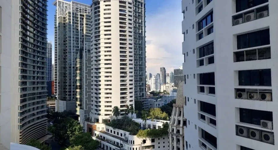 For sale 3 bedrooms condo in Khlong Toei, Bangkok