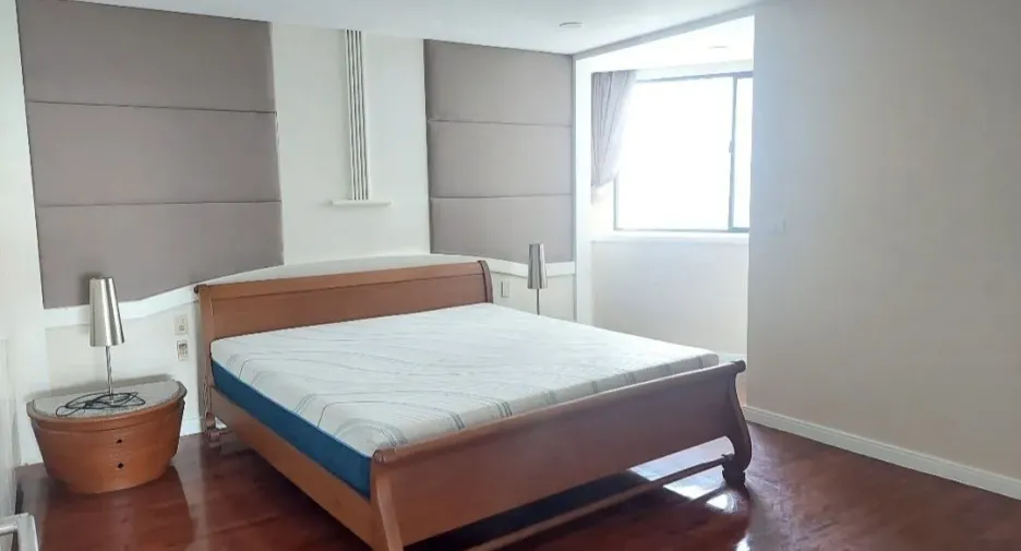 For sale 3 bedrooms condo in Khlong Toei, Bangkok