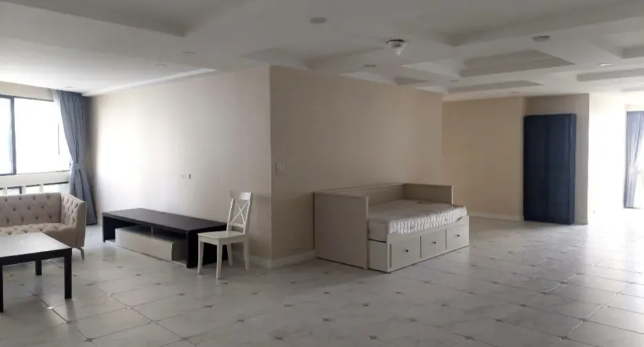 For sale 3 bedrooms condo in Khlong Toei, Bangkok