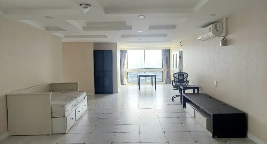 For sale 3 bedrooms condo in Khlong Toei, Bangkok