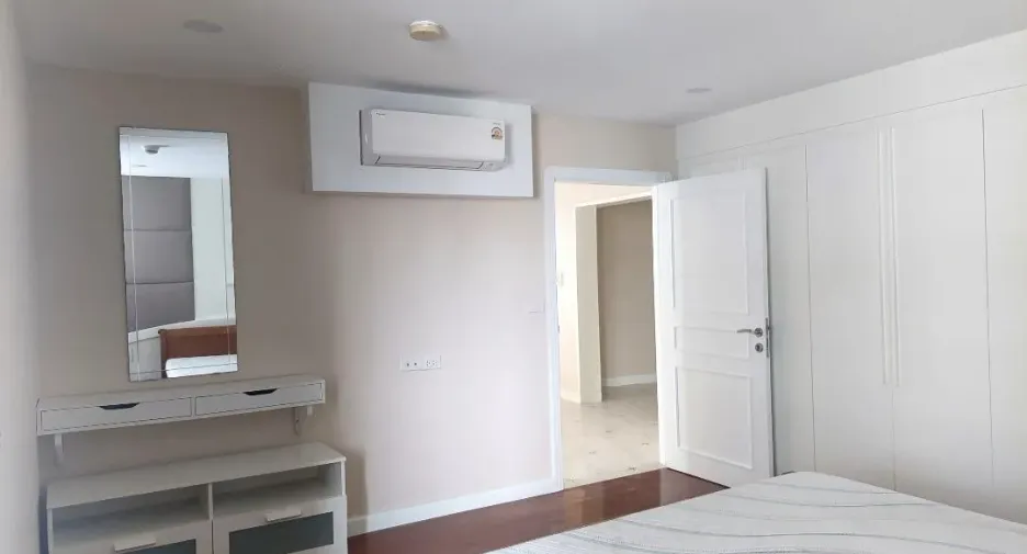 For sale 3 bedrooms condo in Khlong Toei, Bangkok