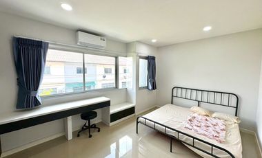 À louer et à vendre 4 chambres maison de ville à Bang Khen, Bangkok