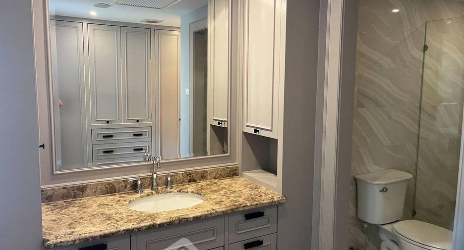 For rent 2 bedrooms condo in Pathum Wan, Bangkok