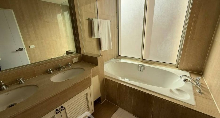 For rent 2 bedrooms condo in Pathum Wan, Bangkok