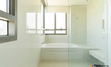 Condo en venta de 2 habitaciones en Khlong Toei, Bangkok