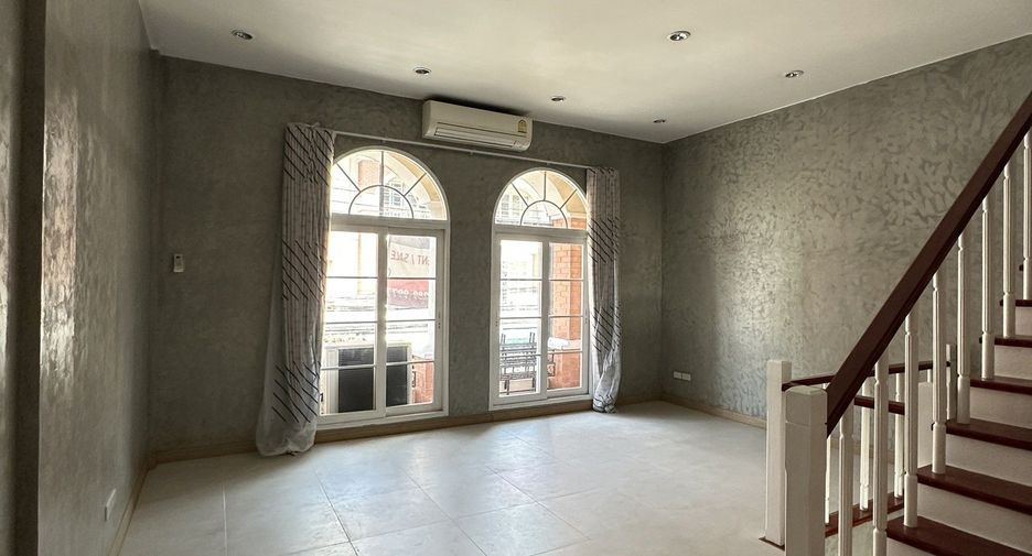 Reihenhaus zum Kauf mit 3 Zimmer in Bang Kapi, Bangkok