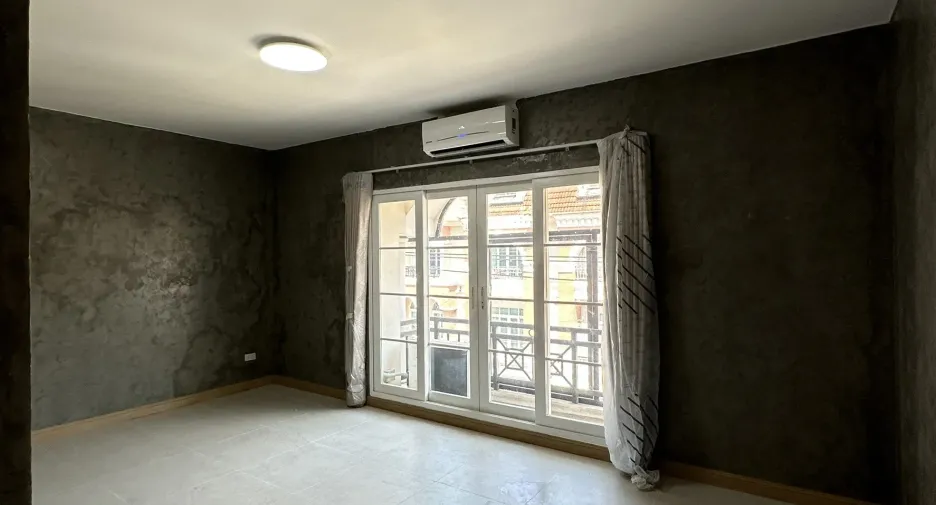 Reihenhaus zum Kauf mit 3 Zimmer in Bang Kapi, Bangkok
