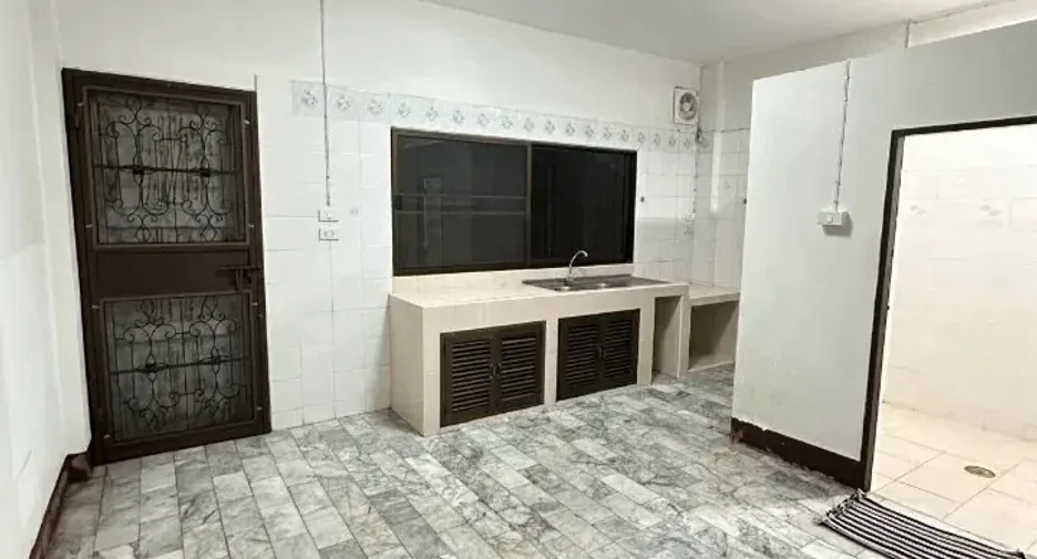 For rent 4 bedrooms townhouse in Rat Burana, Bangkok