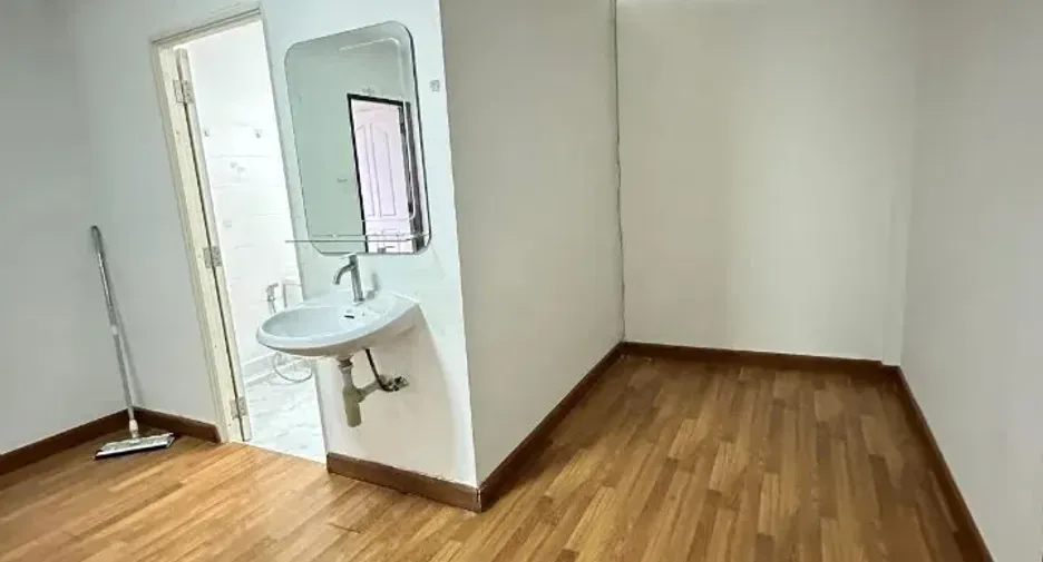 For rent 4 bedrooms townhouse in Rat Burana, Bangkok