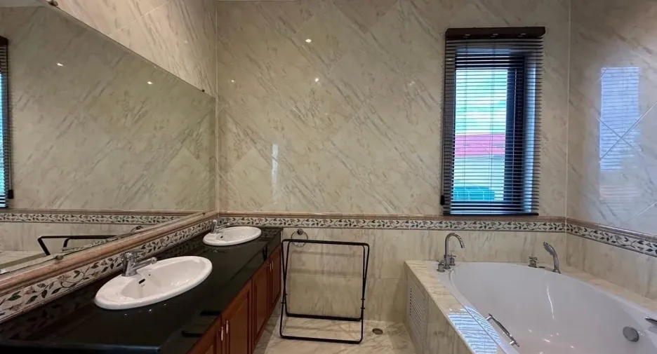 Villa zum Kauf mit 4 Zimmer in East Pattaya, Pattaya