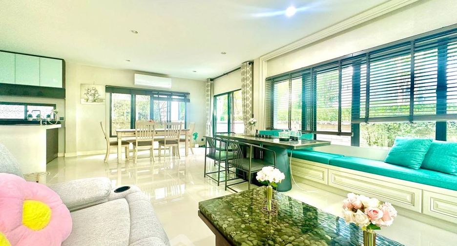 Casa en alquiler de 4 habitaciones en Bang Kapi, Bangkok