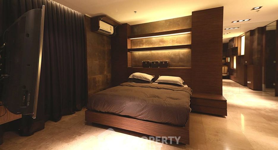 For sale 4 bedrooms condo in Watthana, Bangkok
