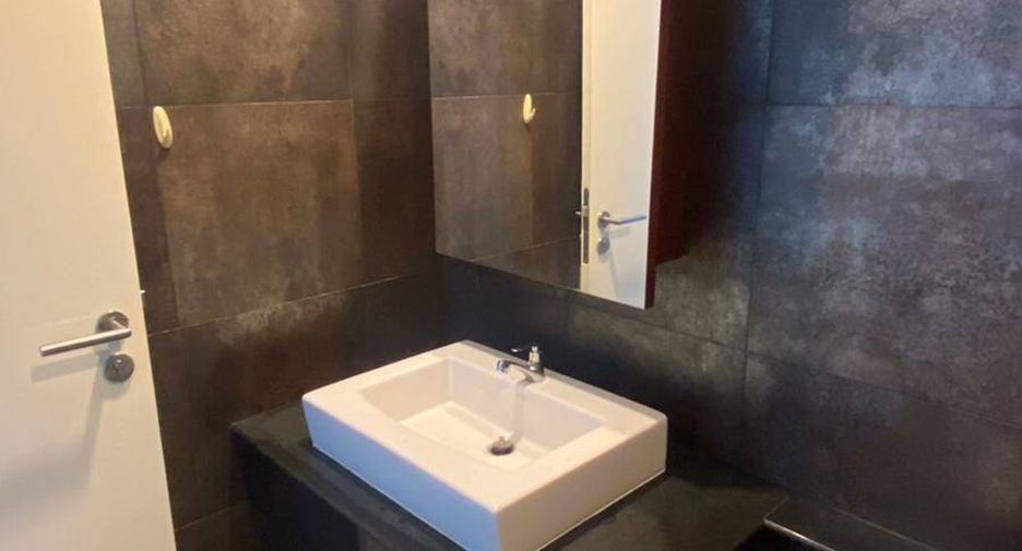 For sale 1 bed condo in Khlong Toei, Bangkok