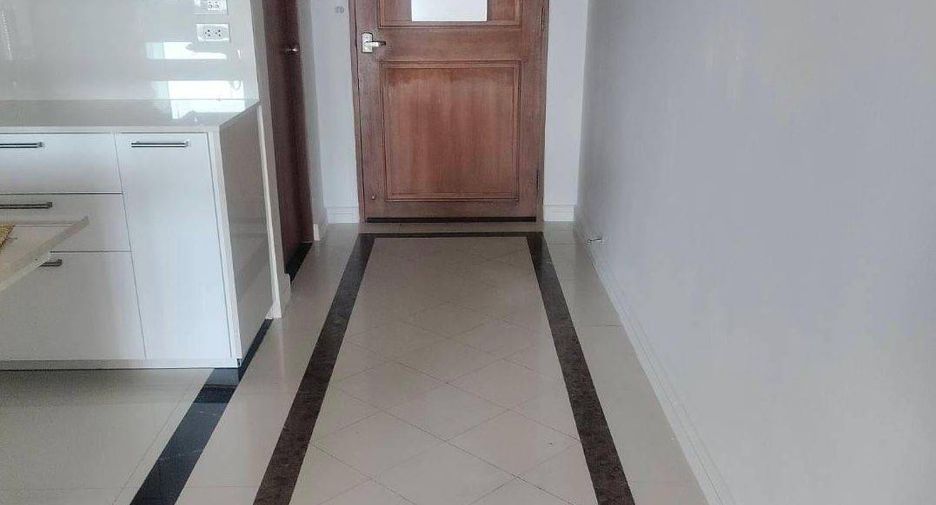 For rent そして for sale 3 ベッドルーム condo in Watthana, Bangkok