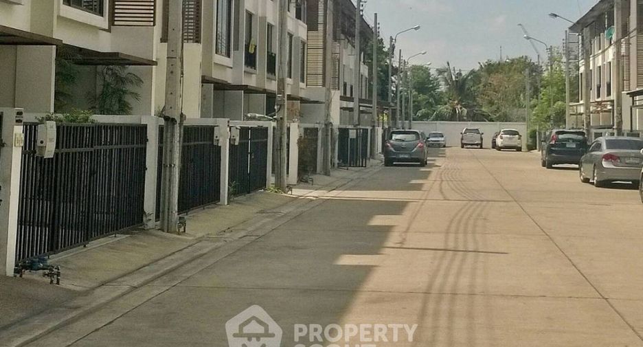 For rent そして for sale 3 ベッドルーム townhouse in Phra Khanong, Bangkok