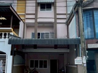 For sale 4 bedrooms townhouse in Lat Phrao, Bangkok