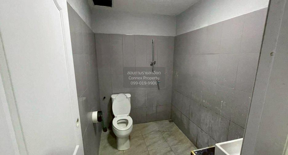 For sale 4 bedrooms townhouse in Lat Phrao, Bangkok