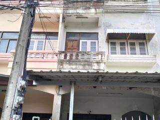 For sale 4 bedrooms townhouse in Wang Thonglang, Bangkok