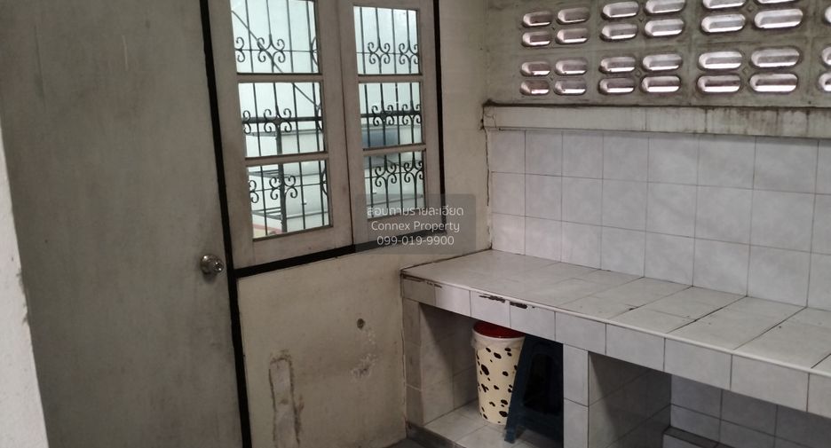 For sale 4 bedrooms townhouse in Wang Thonglang, Bangkok