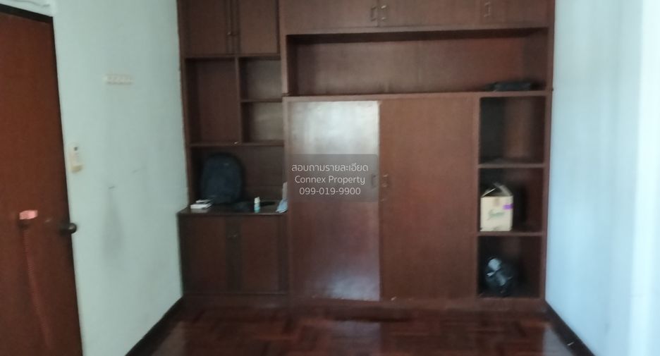 For sale 4 bedrooms townhouse in Wang Thonglang, Bangkok