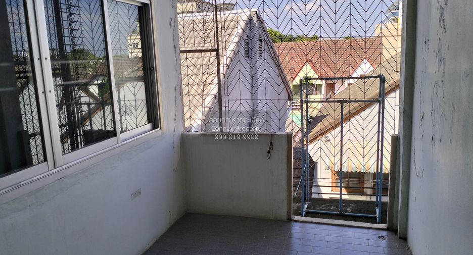 For sale 4 bedrooms townhouse in Wang Thonglang, Bangkok