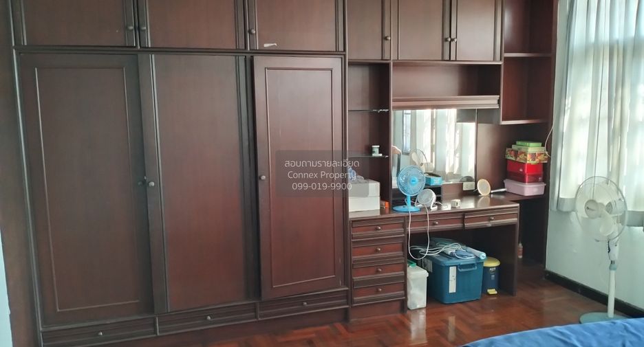 For sale 4 bedrooms townhouse in Wang Thonglang, Bangkok