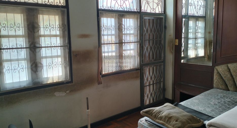 For sale 4 bedrooms townhouse in Wang Thonglang, Bangkok