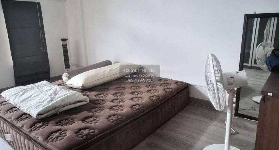 For sale 3 bedrooms townhouse in Wang Thonglang, Bangkok