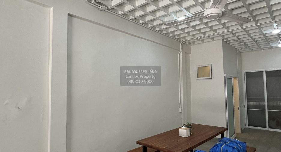 出售 2 卧室 联排别墅 在 Phra Khanong, 曼谷