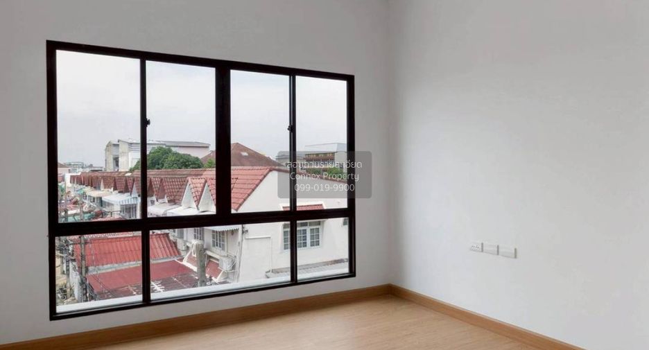À vendre 3 chambres maison de ville à Taling Chan, Bangkok