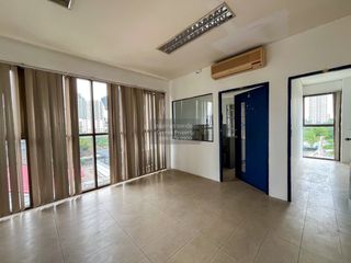 Local comercial en venta de 3 habitaciones en Bang Kapi, Bangkok
