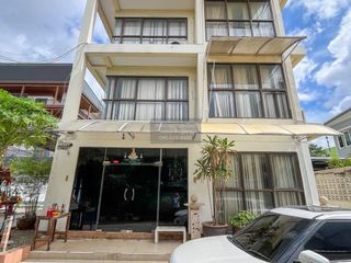 Local comercial en venta de 3 habitaciones en Bang Kapi, Bangkok