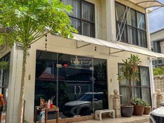 Local comercial en venta de 3 habitaciones en Bang Kapi, Bangkok